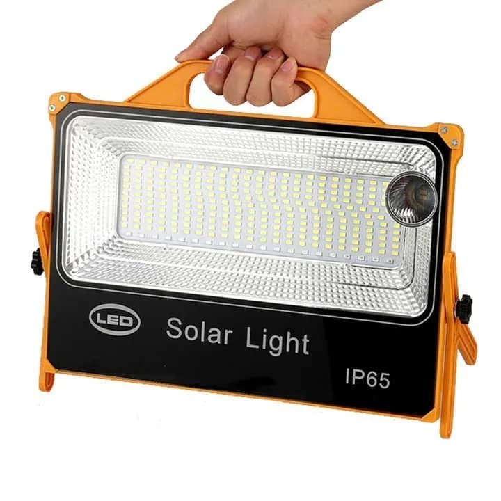 פרוז'קטור סולארי קמפינג נייד 150W עם טעינה יוצאת
