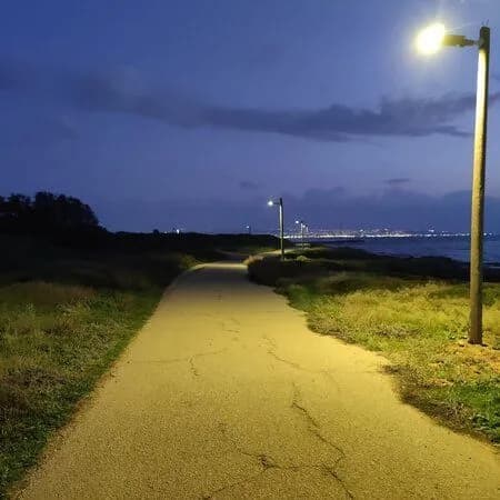 פנס רחוב סולארי עוצמתי 40 וואט דגם יוגב גוון אור לבן חם
